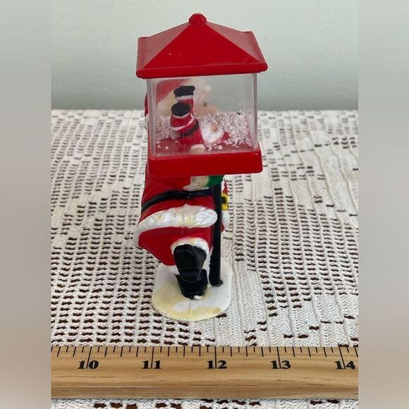 Santa Claus snow globe holding onto a Lamp Post with faux snow and small globe - Picture 4 of 6